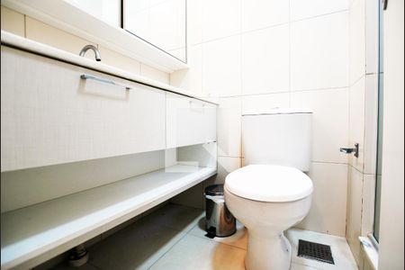 Banheiro da Suíte de apartamento à venda com 2 quartos, 58m² em Camaquã, Porto Alegre