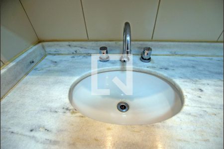 Banheiro da Suíte de apartamento à venda com 2 quartos, 58m² em Camaquã, Porto Alegre