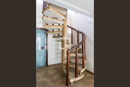 Casa para alugar com 560m², 4 quartos e 3 vagasEscada