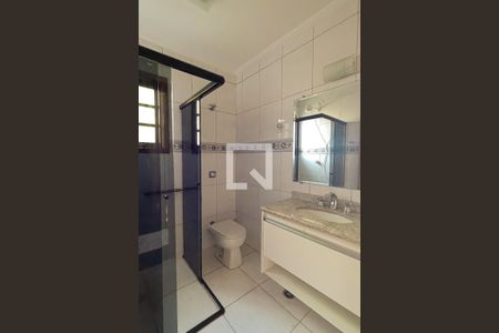 Casa de condomínio à venda com 240m², 4 quartos e 3 vagas Casa de condomínio à venda com 240m², 4 quartos e 3 vagasBanheiro