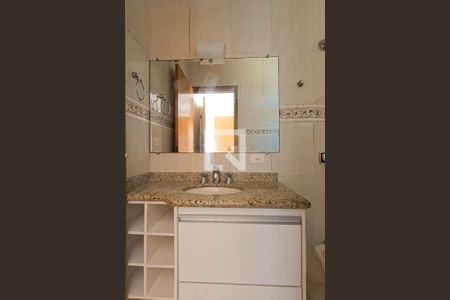 Casa de condomínio à venda com 240m², 4 quartos e 3 vagas Casa de condomínio à venda com 240m², 4 quartos e 3 vagasBanheiro da Suíte 1