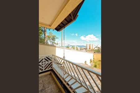 Casa de condomínio à venda com 240m², 4 quartos e 3 vagas Casa de condomínio à venda com 240m², 4 quartos e 3 vagasVaranda da Suíte 1