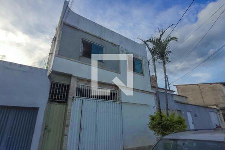 Casa à venda com 300m², 3 quartos e 1 vaga Casa à venda com 300m², 3 quartos e 1 vagaFachada