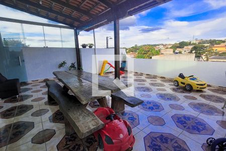 Casa à venda com 300m², 3 quartos e 1 vaga Casa à venda com 300m², 3 quartos e 1 vagaTerraço