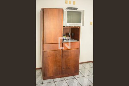 Sala + Cozinha - Detalhe Armario + TV de apartamento para alugar com 1 quarto, 40m² em Cachoeira do Bom Jesus, Florianópolis