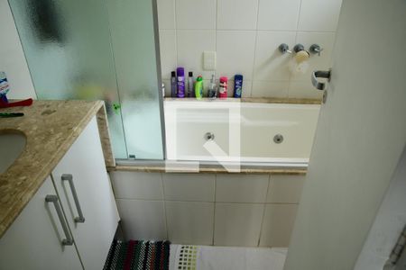 Casa de condomínio para alugar com 190m², 4 quartos e 3 vagasBanheiro da Suíte 2