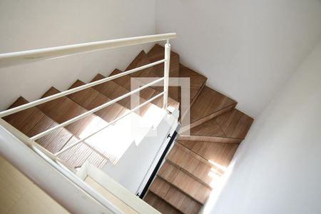 Casa de condomínio para alugar com 190m², 4 quartos e 3 vagasEscadas