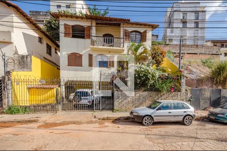 Casa para alugar com 270m², 4 quartos e 4 vagasFachada
