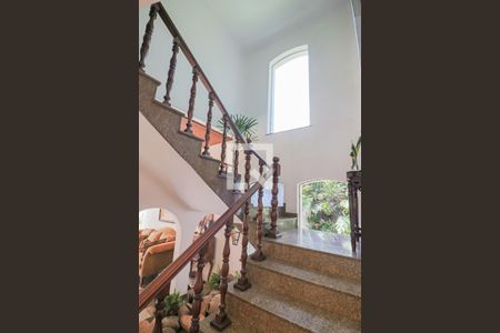 Casa para alugar com 400m², 5 quartos e 4 vagasEscadas