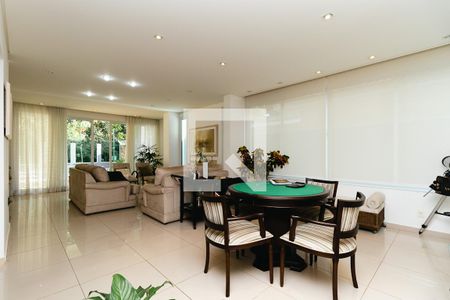Casa de condomínio para alugar com 580m², 4 quartos e 6 vagasSala