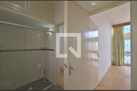 Banheiro Social e Suíte (1 banheiro e meio) de apartamento para alugar com 3 quartos, 128m² em Centro, Campinas