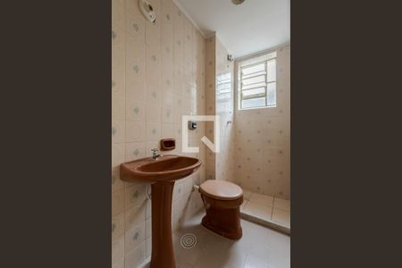 Banheiro de apartamento para alugar com 1 quarto, 49m² em Passo da Areia, Porto Alegre