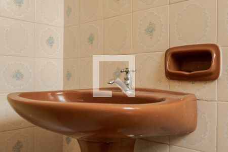 Banheiro de apartamento para alugar com 1 quarto, 49m² em Passo da Areia, Porto Alegre