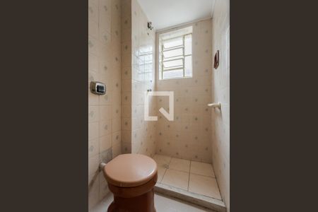 Banheiro de apartamento para alugar com 1 quarto, 49m² em Passo da Areia, Porto Alegre