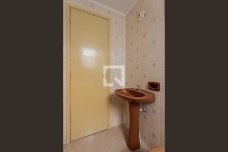 Banheiro de apartamento para alugar com 1 quarto, 49m² em Passo da Areia, Porto Alegre