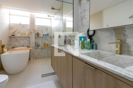 Apartamento à venda com 347m², 4 quartos e 4 vagasBanheiro da Suíte 1