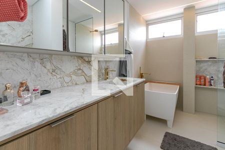 Apartamento à venda com 347m², 4 quartos e 4 vagasBanheiro da Suíte 2