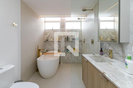 Apartamento à venda com 347m², 4 quartos e 4 vagasBanheiro da Suíte 1