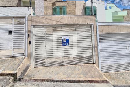 Casa à venda com 300m², 3 quartos e 4 vagas Casa à venda com 300m², 3 quartos e 4 vagasFachada