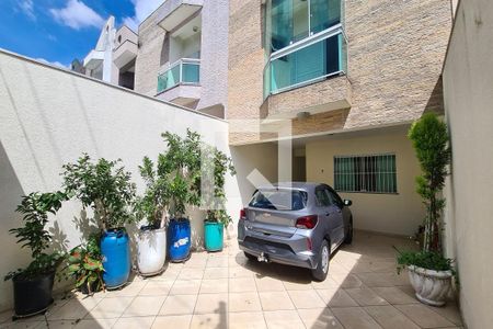 Casa à venda com 300m², 3 quartos e 4 vagas Casa à venda com 300m², 3 quartos e 4 vagasGaragem