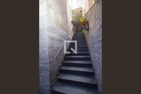 Casa à venda com 160m², 4 quartos e 2 vagasEscada