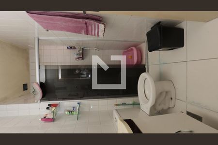 Banheiro de apartamento à venda com 2 quartos, 48m² em Centro, Contagem