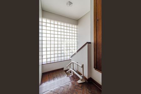 Casa para alugar com 530m², 5 quartos e 2 vagasEscada