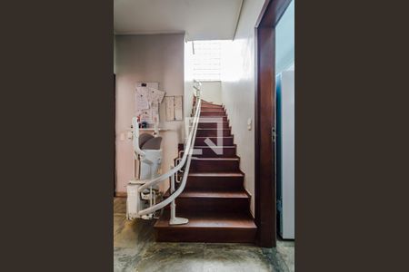 Casa para alugar com 530m², 5 quartos e 2 vagasEscada