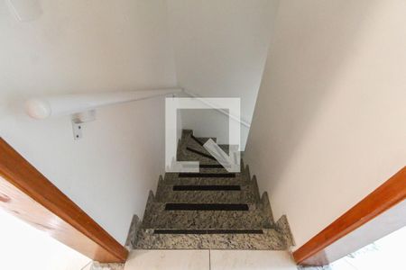 Casa de condomínio para alugar com 96m², 2 quartos e 1 vaga Casa de condomínio para alugar com 96m², 2 quartos e 1 vagaEscada