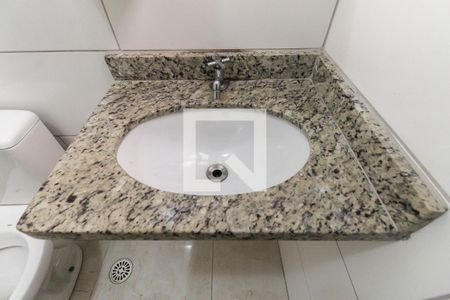 Casa de condomínio para alugar com 96m², 2 quartos e 1 vaga Casa de condomínio para alugar com 96m², 2 quartos e 1 vagaBanheiro