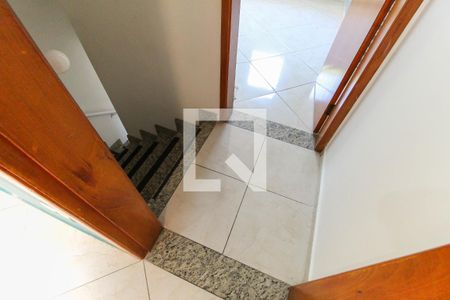 Casa de condomínio para alugar com 96m², 2 quartos e 1 vaga Casa de condomínio para alugar com 96m², 2 quartos e 1 vagaEscada