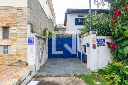 Casa para alugar com 250m², 3 quartos e 3 vagas Casa para alugar com 250m², 3 quartos e 3 vagasFachada