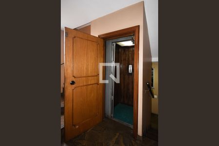 Casa para alugar com 660m², 4 quartos e 5 vagas Casa para alugar com 660m², 4 quartos e 5 vagasElevador