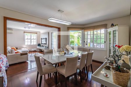 Casa à venda com 329m², 4 quartos e 4 vagasSala