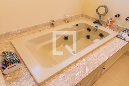 Casa à venda com 329m², 4 quartos e 4 vagasDetalhe do Banheiro da Suíte 2