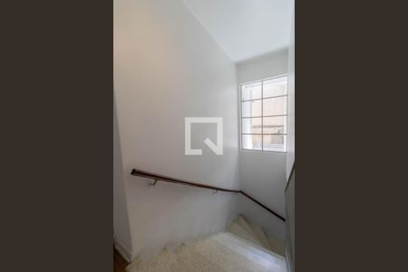 Casa à venda com 150m², 3 quartos e 3 vagas Casa à venda com 150m², 3 quartos e 3 vagasEscada