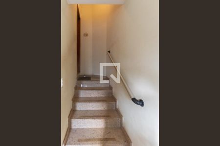 Casa à venda com 240m², 4 quartos e 5 vagas Casa à venda com 240m², 4 quartos e 5 vagasHall de Entrada - Escada
