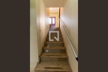Casa à venda com 240m², 4 quartos e 5 vagas Casa à venda com 240m², 4 quartos e 5 vagasEscada
