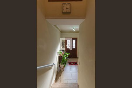 Casa à venda com 240m², 4 quartos e 5 vagas Casa à venda com 240m², 4 quartos e 5 vagasEscada