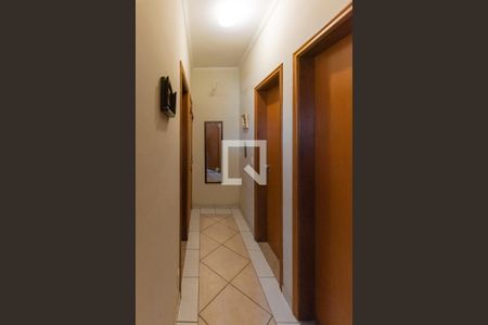 Casa à venda com 240m², 4 quartos e 5 vagas Casa à venda com 240m², 4 quartos e 5 vagasCorredor