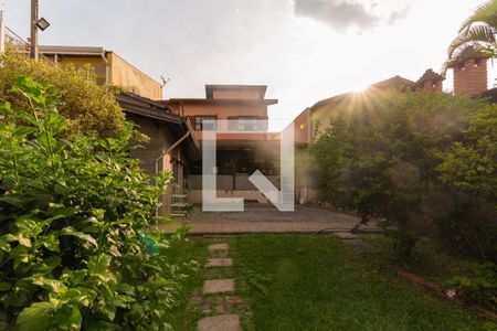 Casa à venda com 240m², 4 quartos e 5 vagas Casa à venda com 240m², 4 quartos e 5 vagasQuintal