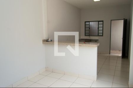 Sala/Cozinha de casa para alugar com 1 quarto, 70m² em Jardim Balneário Meia Ponte, Goiânia