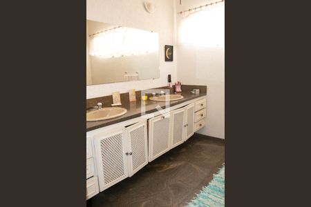 Casa à venda com 444m², 5 quartos e 8 vagasBanheiro 4