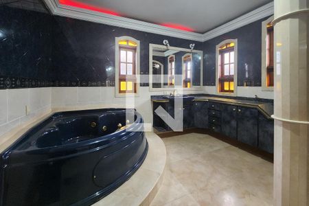 Casa à venda com 304m², 3 quartos e 4 vagas Casa à venda com 304m², 3 quartos e 4 vagasBanheiro da Suíte 1