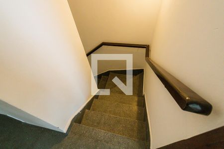 Escada de casa de condomínio para alugar com 3 quartos, 359m² em Anil, Rio de Janeiro