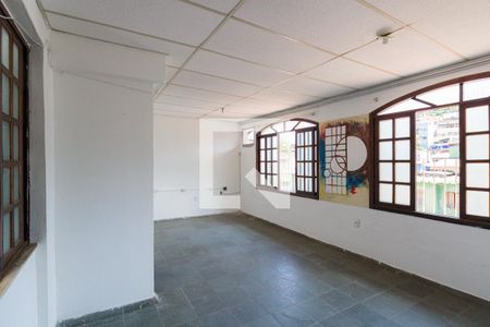 Casa de condomínio à venda com 359m², 3 quartos e 3 vagas Casa de condomínio à venda com 359m², 3 quartos e 3 vagasSala 2