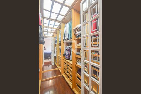 Casa à venda com 279m², 4 quartos e 6 vagas Casa à venda com 279m², 4 quartos e 6 vagasCloset da suíte 2