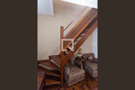 Apartamento à venda com 200m², 3 quartos e 2 vagas Apartamento à venda com 200m², 3 quartos e 2 vagasEscada de Acesso a Cobertura