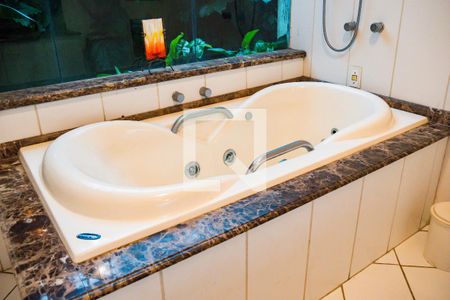 Casa à venda com 347m², 4 quartos e 2 vagasBanheiro da Suíte