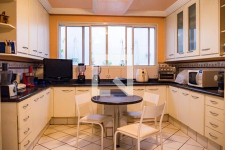 Casa à venda com 347m², 4 quartos e 2 vagasCozinha